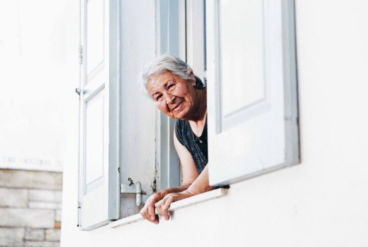 Immagine donna anziana alla finestra